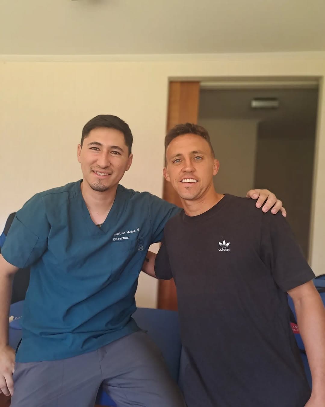 Jonathan Molina Núñez, kinesiólogo deportivo, en su consulta de Rancagua